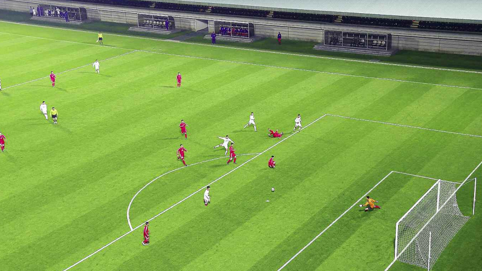 利兹联VS狼队技术分析长风破浪的孤独人：特劳雷，公牛般的平头哥，一个被足球耽误了的健美先生，白瞎了！成名于狼队的西班牙球员阿达玛特劳雷，绝对是西班牙球员中的奇葩现象！作为西班牙球员的异类，他不以技术见长，却成名于浑身腱子肉，速度奇快！为了防止对手拉拽，他经常涂抹一身的类似润滑油之后再上场比赛！他出身于巴塞罗那拉玛西亚青训